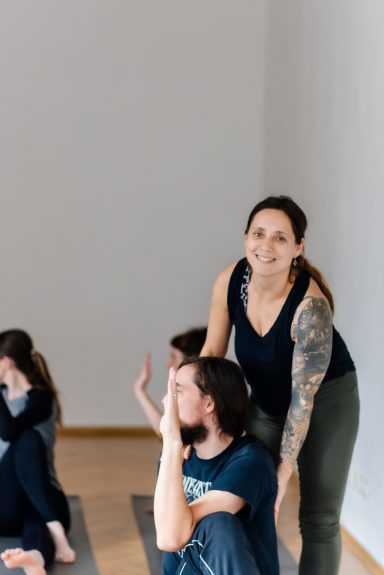 Betti übernimmt die Yogaeinheiten